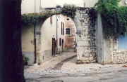 Den gamle byport i Saint Remeze