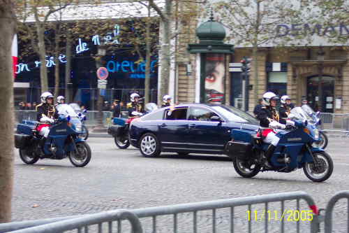 Champs-lysses - Jacques Chirac vinker til OS...!!