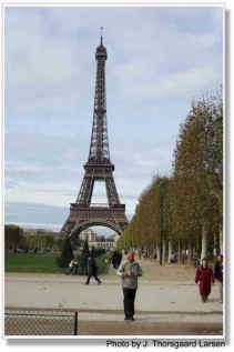 Turist i skyggen af Eiffeltrnet