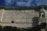 Inskription p triumfbuen ved Colosseum.
